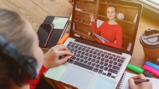 動画編集を学ぶならスクールには入るべき?