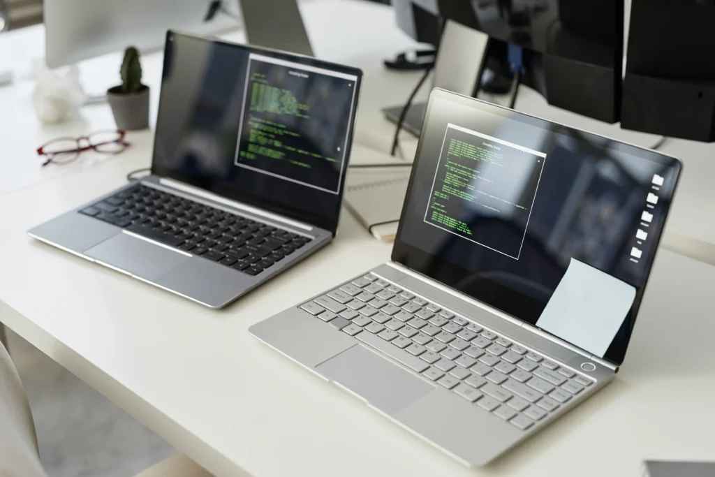 MacBookとWindows PCを並べたイメージ